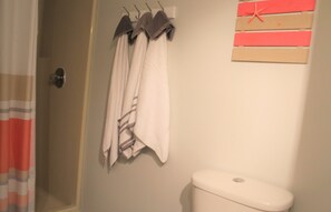 Ensemble baignoire-douche, serviettes fournies