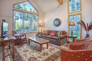Smart TV, fireplace, stereo - Close to town, 4 bd, Pet Friendly, Hot Tub (Breckenridge)