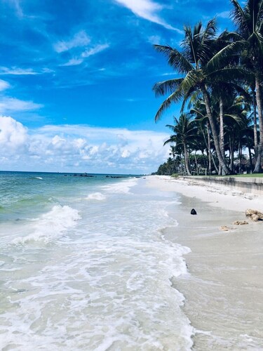 Resort style vacation, 2BR/2BA condo in the heart of Naples: 8min to the beach