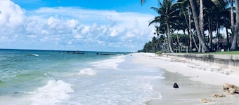 Resort style vacation, 2BR/2BA condo in the heart of Naples: 8min to the beach