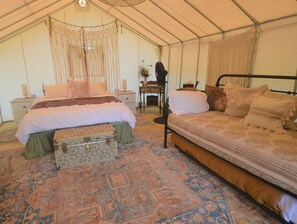 1 bedroom - Scottland Yard Farm's Honey Suckle Family Glamping Tent (Brooktondale)