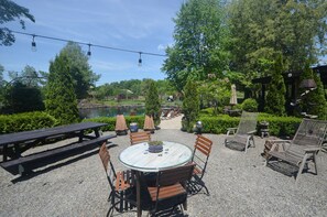 Outdoor dining - Scottland Yard Farm's Honey Suckle Family Glamping Tent (Brooktondale)