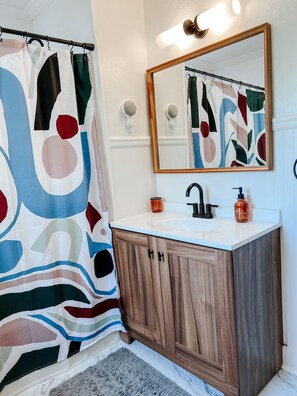 Combined shower/tub, hair dryer, bidet, towels - Cheerful Yellow House within 2 miles of Texas A&M (Bryan)