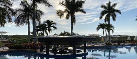 Een binnenzwembad en een buitenzwembad