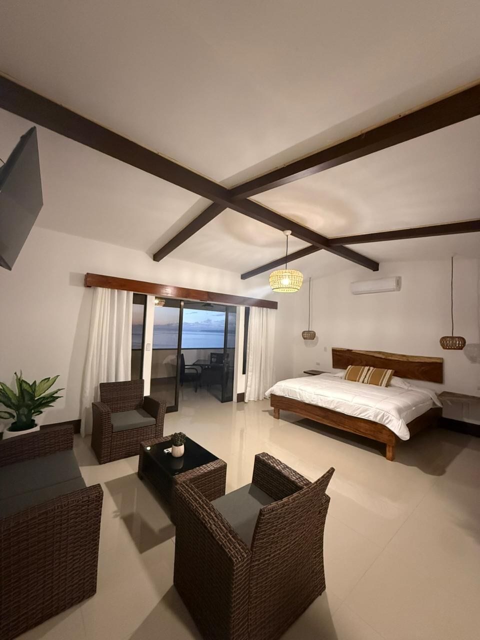 Quarto conforto, terraço | Wi-Fi de cortesia, roupa de cama