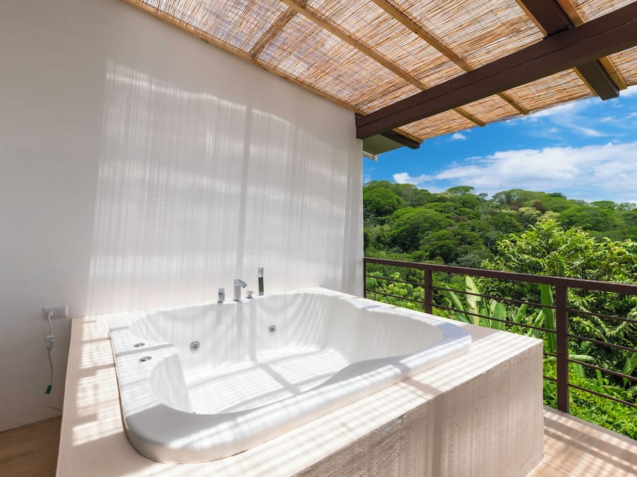 Deluxe Room, Balcony | Jetted tub