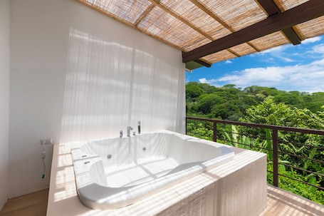 Deluxe Room, Balcony | Jetted tub