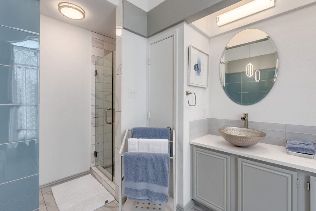Combined shower/bathtub, hair dryer, towels, soap