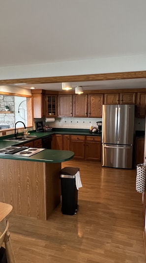Fridge, microwave, stovetop, dishwasher - Beautiful rental with amazing views on Donnell Lake’s North Shore, (Vandalia)