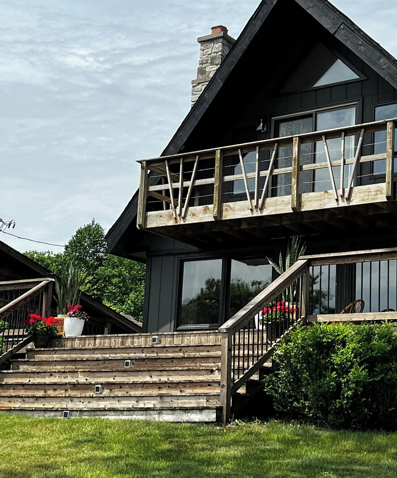 Huge lakeside deck with the best Northshore views