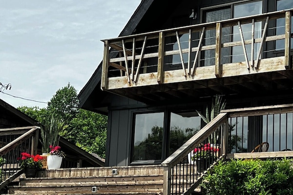 Huge lakeside deck with the best Northshore views