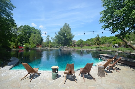 Piscine extérieure. The Wren's Nest at Scottland Yard Farm, a Romantic Cabin