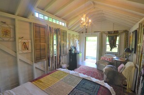 1 bedroom, bed sheets - The Wren's Nest at Scottland Yard Farm, a Romantic Cabin (Brooktondale)