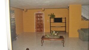 Una hall con una porta in legno recante la scritta 
