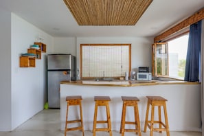 Estúdio superior, vista para o oceano | Cozinha privada | Geladeira grande, micro-ondas, fogão, cafeteira/chaleira