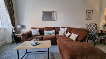 Fernseher, DVD-Player, Bücher, Stereoanlage
