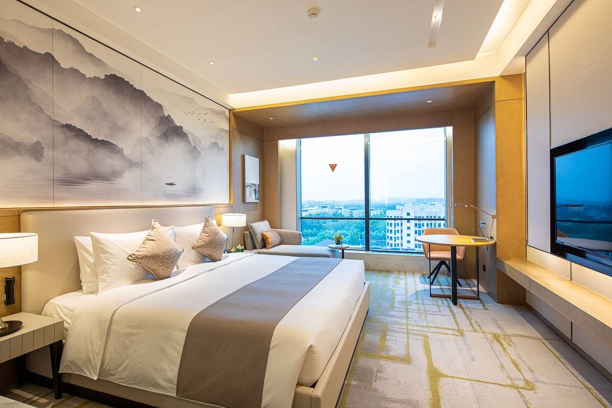Phòng Executive, 1 giường cỡ king | Két bảo mật tại phòng, bàn, màn/rèm cản sáng 