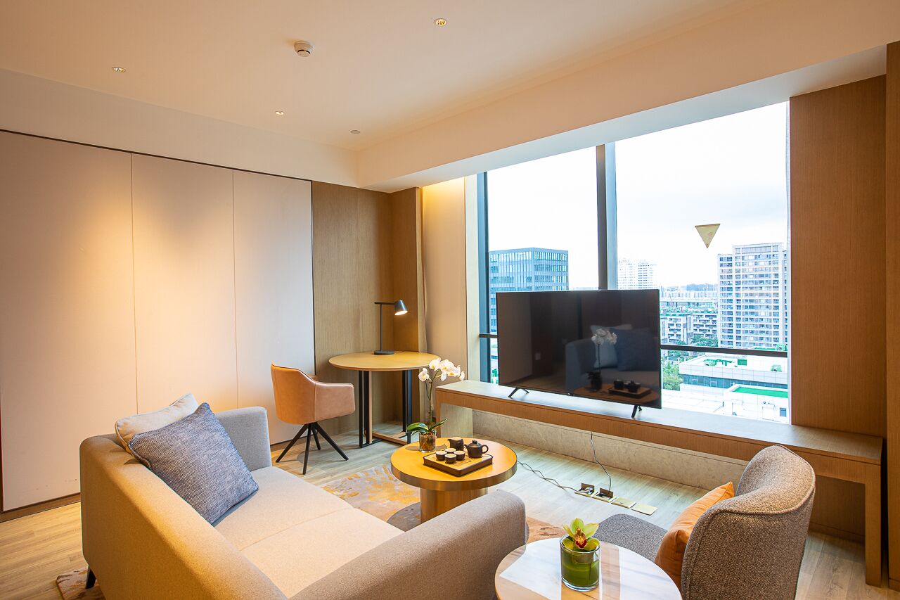 開放式套房, 1 張特大雙人床 | 房內夾萬、書桌、遮光窗簾/窗簾、免費 Wi-Fi