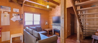 Cosy Wooden House with Wi-Fi, Air Conditioning, Pool and Garden