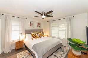 3 bedrooms, desk, iron/ironing board, travel cot - Rare 3BR, Private Pool, Pool Table, Nintendo-Perfect for Families (San Antonio)