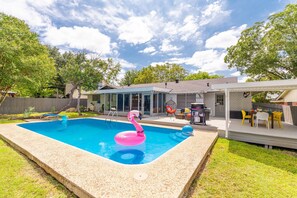 Outdoor pool - Rare 3BR, Private Pool, Pool Table, Nintendo-Perfect for Families (San Antonio)
