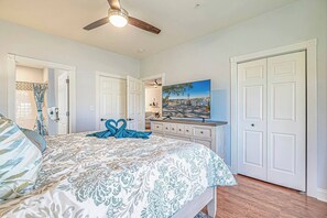 3 bedrooms, desk, iron/ironing board, travel crib