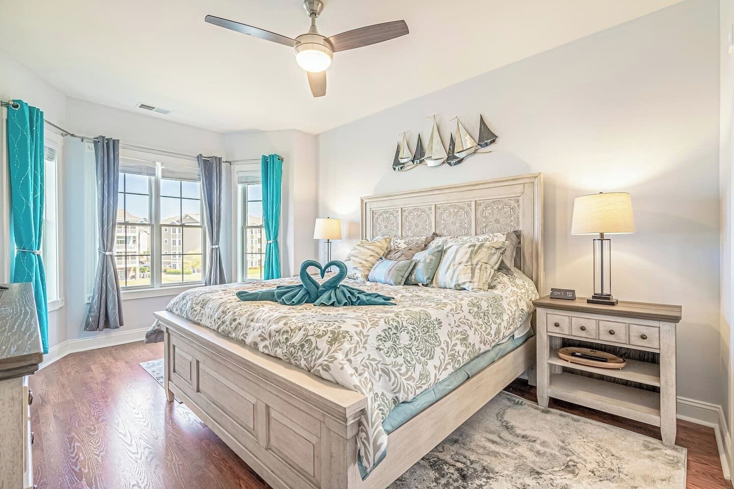 3 soverom, skrivebord, strykejern/-brett og reiseseng for barn