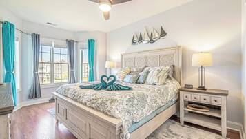 3 soverom, skrivebord, strykejern/-brett og reiseseng for barn