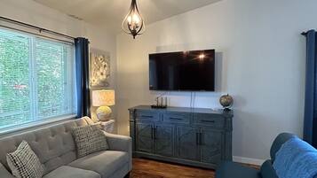 Smart-TV, bøker, kontorer og printere