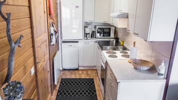 Frigorífico, microondas, lavavajillas y utensilios de cocina