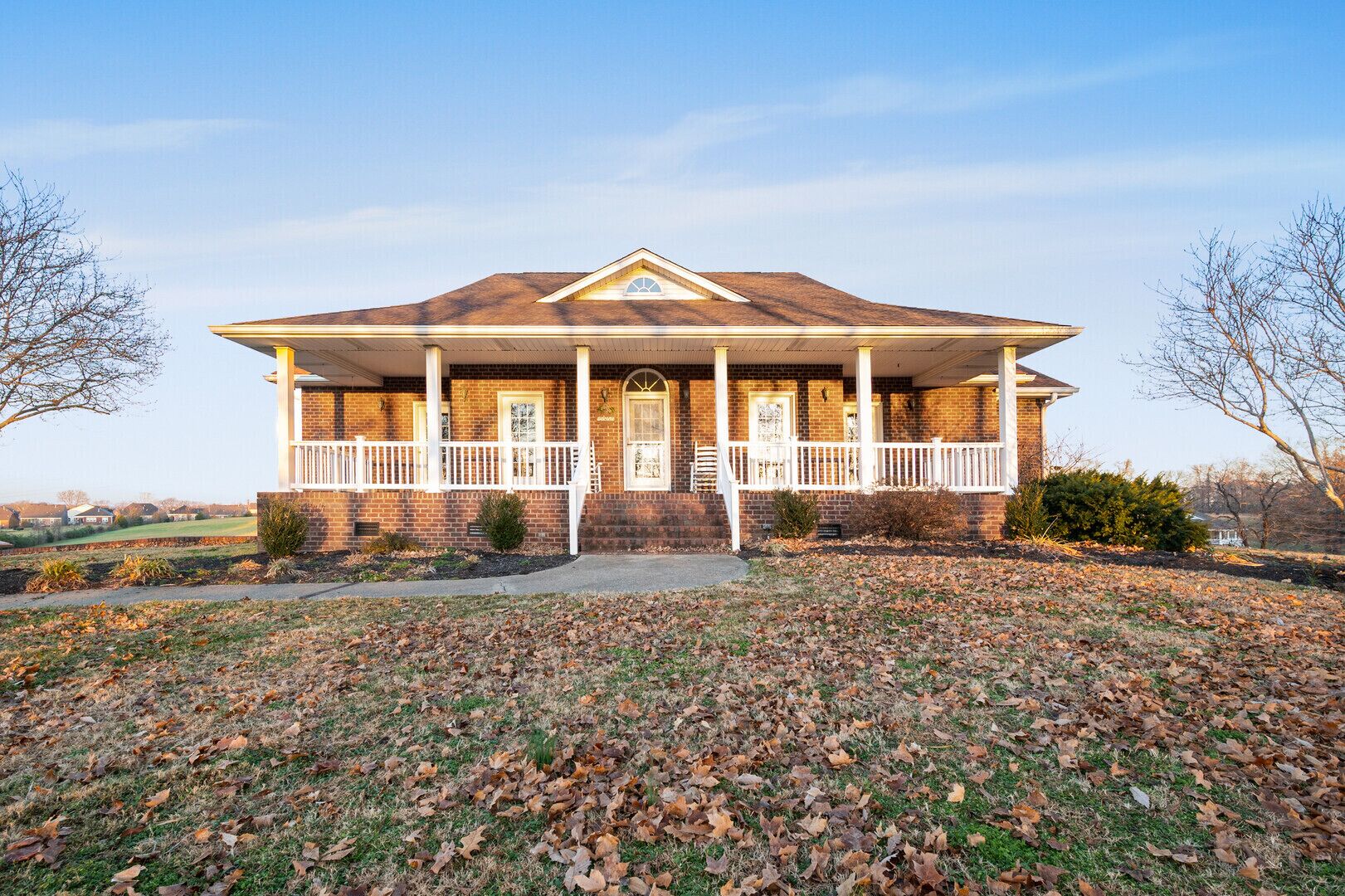 Book now for fall!! Quiet country setting with big city convenience.