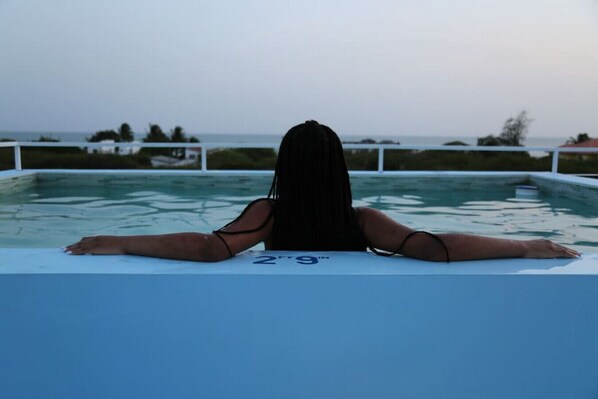 Piscine sur le toit, chaises longues