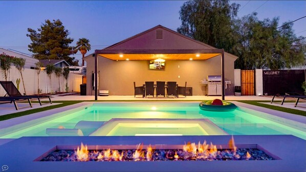 Piscine extérieure, piscine chauffée, chaises longues