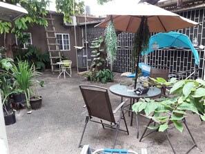 Outdoor dining - Studio Apartment (Kingston)