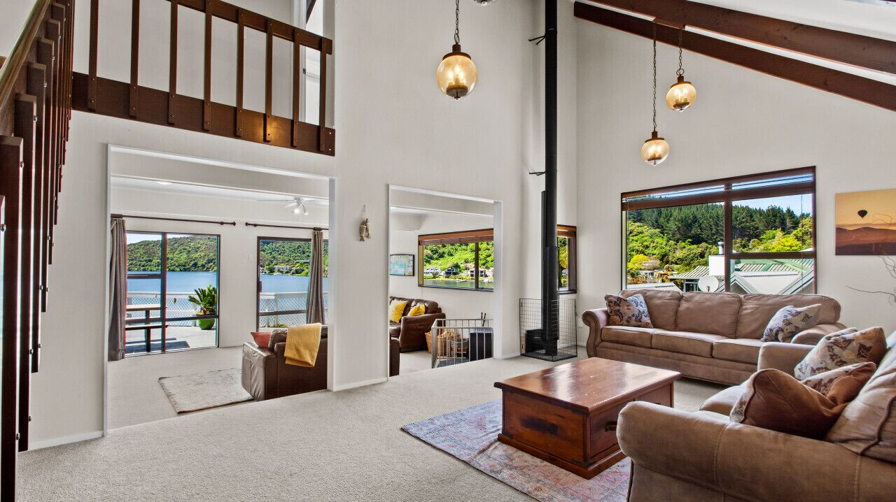 Älytelevisio, takka, pöytätennispöytä