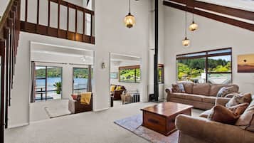 Smart-TV, Kamin, Tischtennisplatte