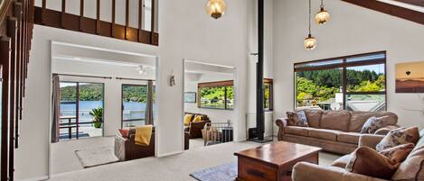 Smart TV, chimenea, mesa de ping pong
