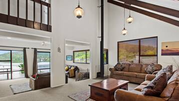 Smart TV, fireplace, table tennis