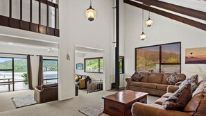 TV connectée, cheminée, table de tennis de table