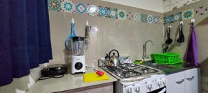 Kühlschrank, Mikrowelle, Ofen, Wasserkocher mit Kaffee-/Teezubehör