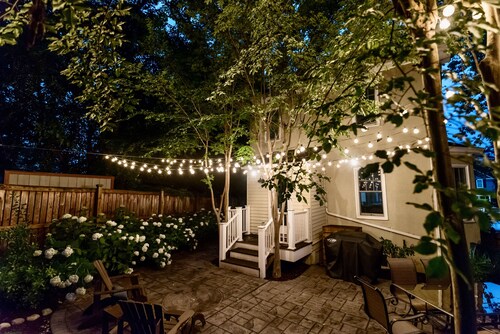 ***Charming Downtown Oasis!*** Private Parking, Patio & Yard!! Walk Everywhere. 