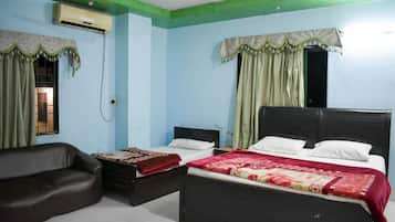 Triple Room | Free WiFi, bed sheets