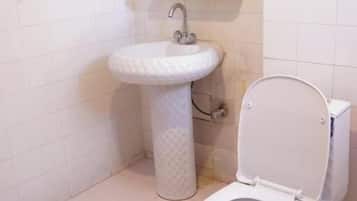 Chinelos, toalhas de banho