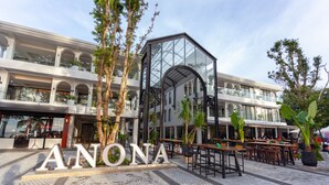 Un edificio moderno con un gran letrero que dice 'ANONA'.