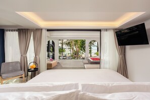 Oceanfront Terrace Suite | Daunenbettdecken, Zimmersafe, individuell dekoriert