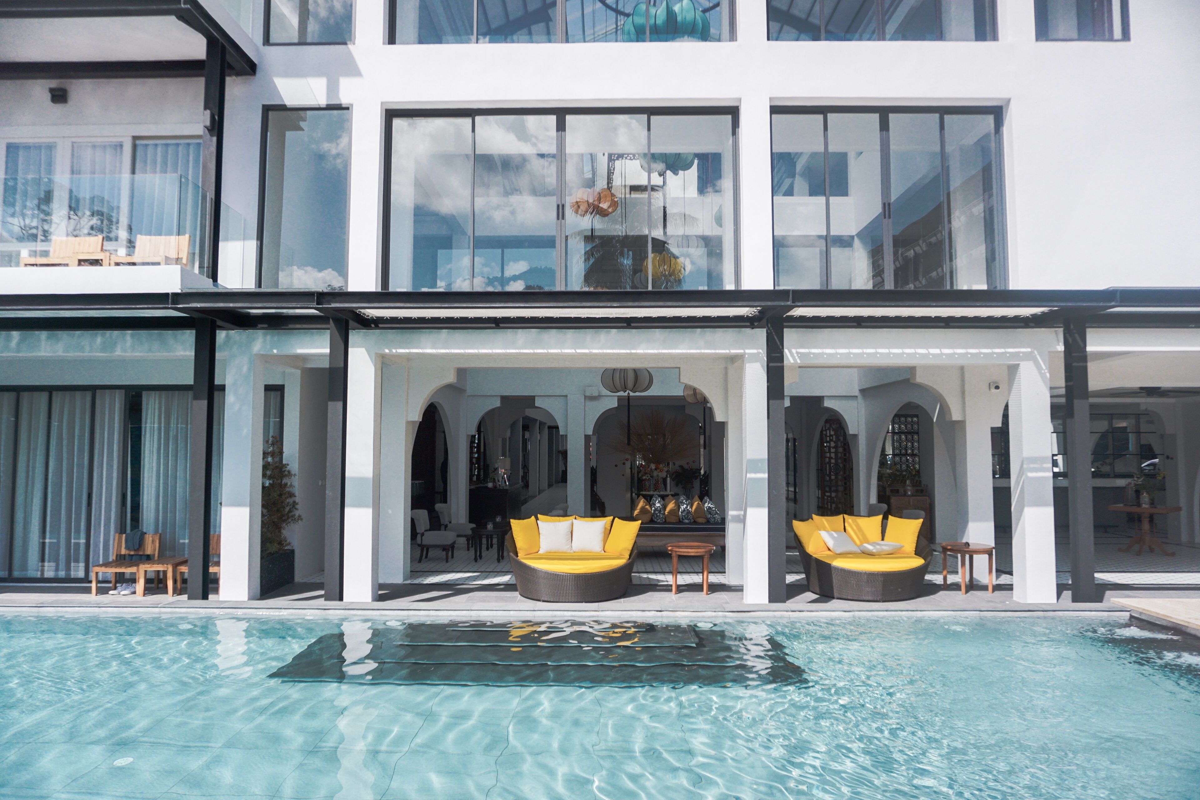 Piscina externa, funciona das 8h às 20h, espreguiçadeiras