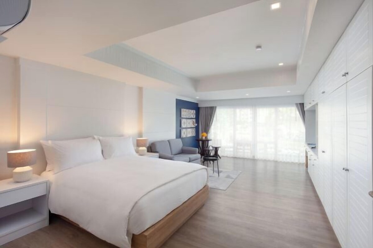 Down comforters, in-room safe, desk, blackout drapes