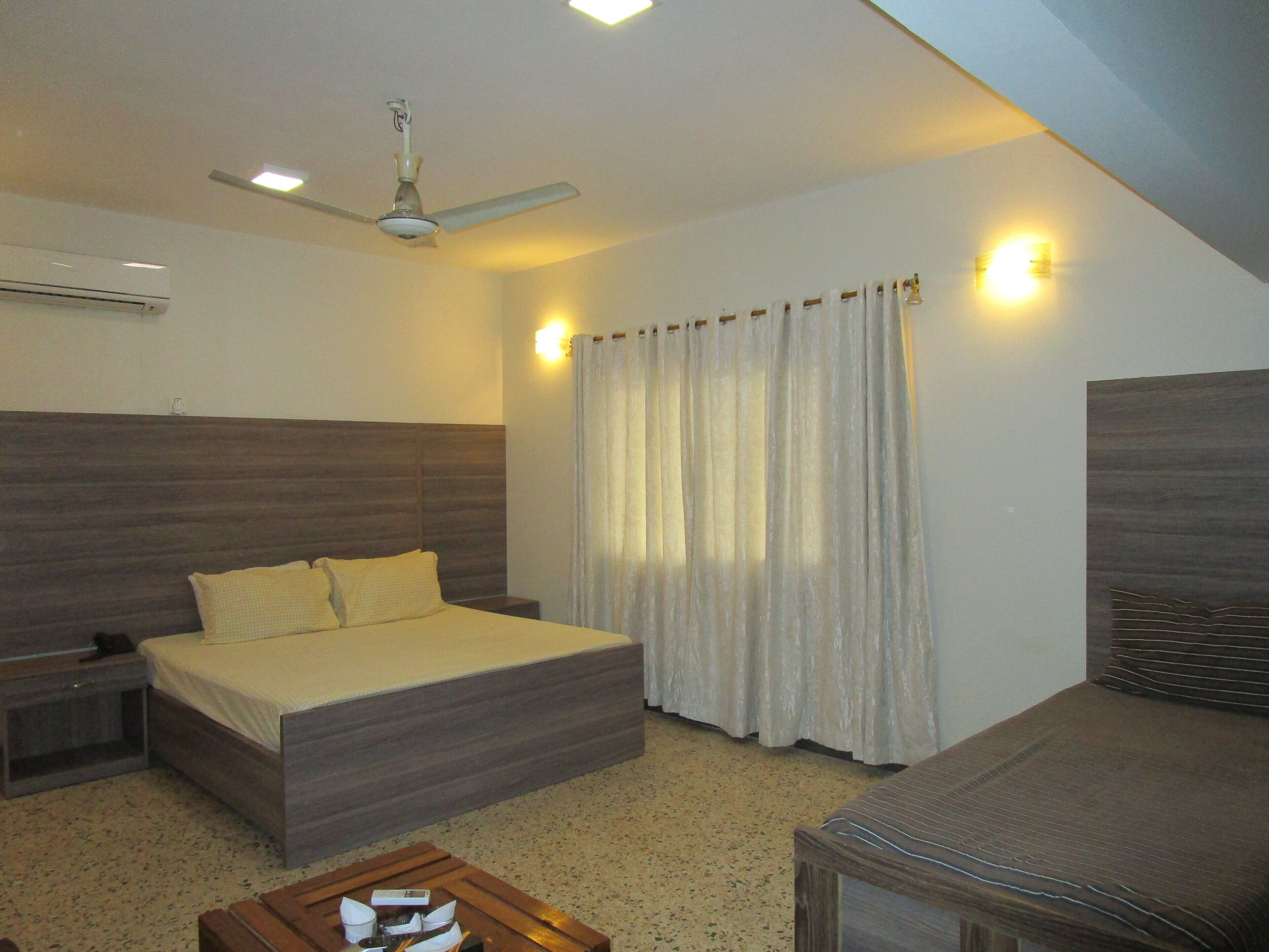 Minibar, laptop workspace, free WiFi, bed sheets