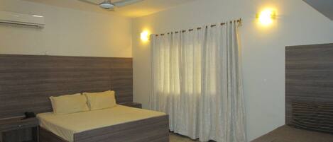 Minibar, laptop workspace, free WiFi, bed sheets