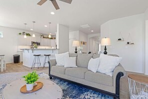 Smart TV, fireplace, video games, offices - Explorer’s House🔥Game Room + Firepit | Sleeps 10 | Family Friendly | Caldwell (Caldwell)